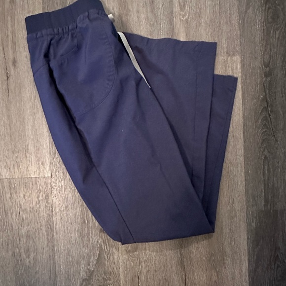 Women’s scrubs - Picture 2 of 3